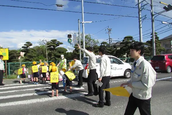 近隣小学校での交通安全啓発活動